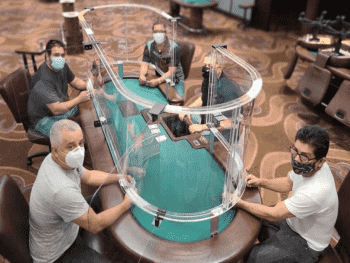 "Социально удаленный" стол появился в казино Hialeah Park