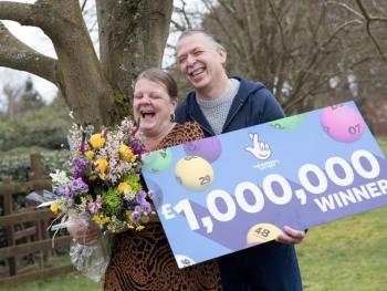 Школьный повар сорвала джекпот в 1 миллион фунтов стерлингов. Но с работы увольняться не будет 