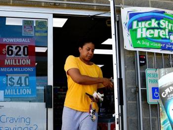 Жительница Северной Каролины хорошо погуляет на своей фарфоровой свадьбе. Она выиграла $373 тысяч в лотерею в день праздника