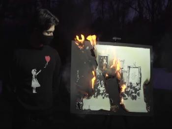 Картину Бэнкси за 95 тысяч долларов сожгли в прямом эфире. И она стала стоить ещё дороже