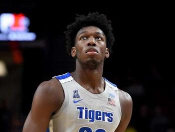 Баскетболист забыл фишки для покера. Ветеранам НБА это не понравилось