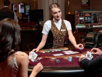 Сколько зарабатывают крупье казино? 