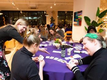 Більше жінок у покері!