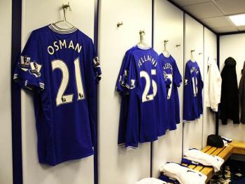 Свободное место на английских футболках