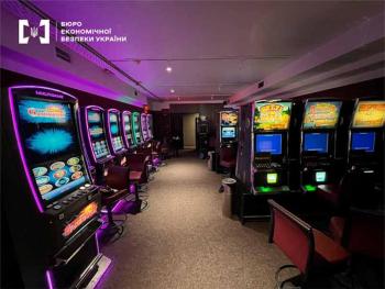 На паркінгу елітного ЖК у столиці викрили підпільну залу гральних автоматів