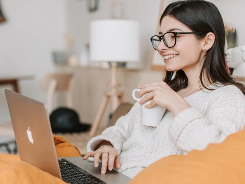 дівчина за ноутом дівчина за ноутом