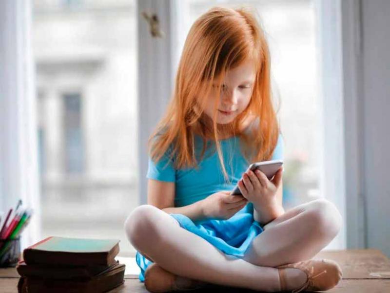 дівча зі смартфоном дівча зі смартфоном