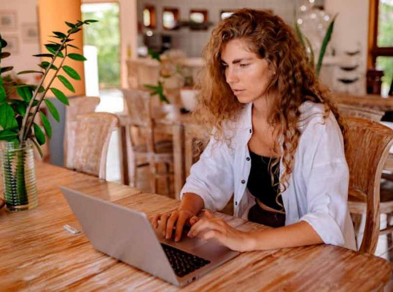 дівчина грає