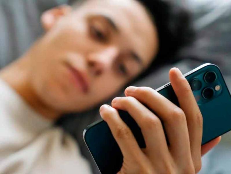 хлопець зі смартфоном